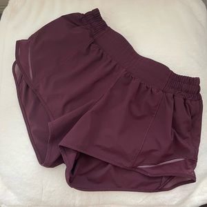 Lululemon Hotty Hot 2.5 shorts